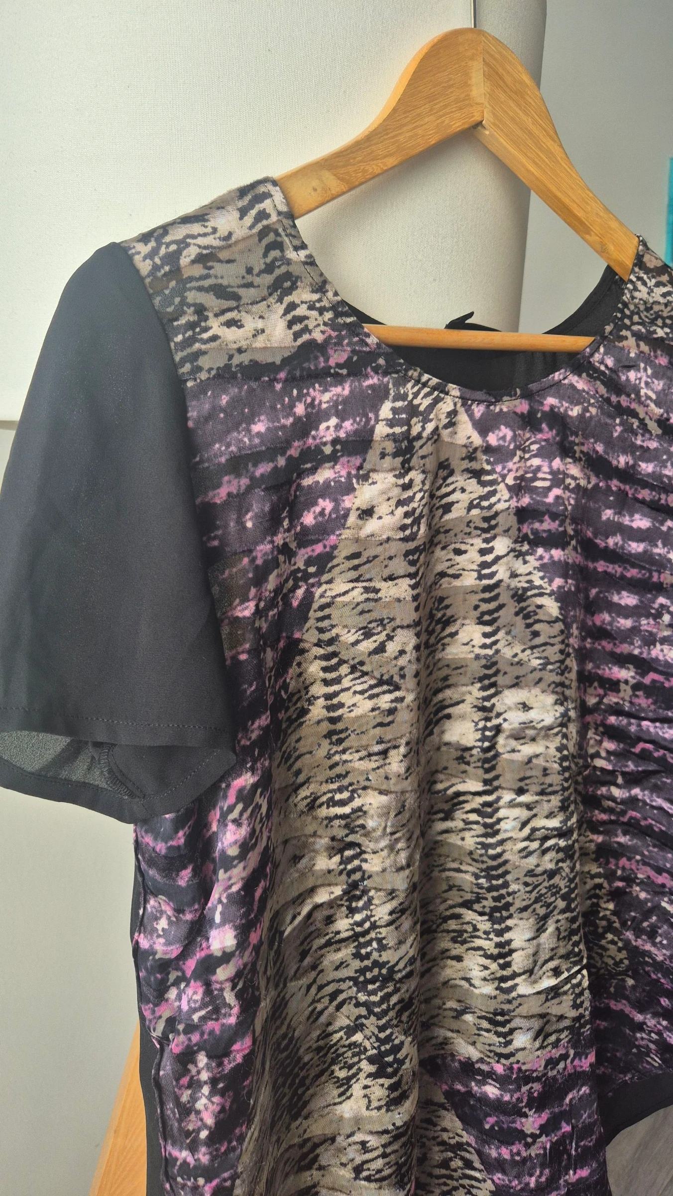 Top The Kooples bedrukte blouse zwart en roze – photo 2